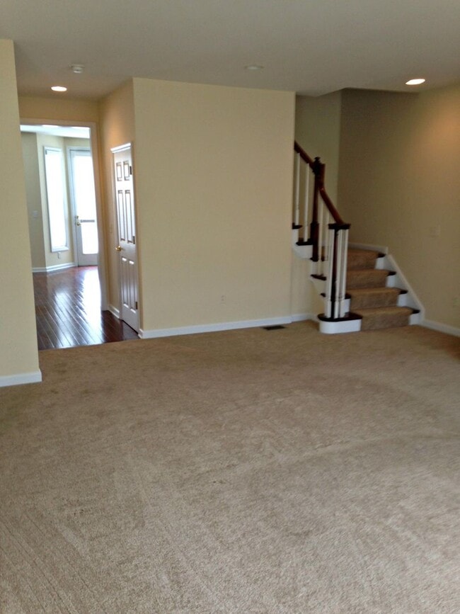 Building Photo - Updated 3 bed 2.5 luxury townhome in Mars PA!