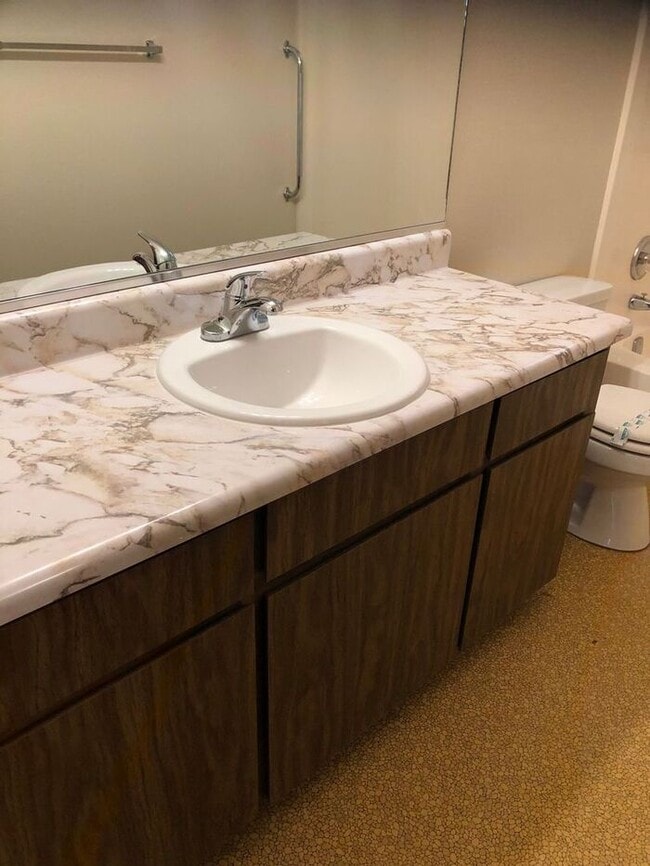 Foto del edificio - Lower level one bedroom apartment for rent...