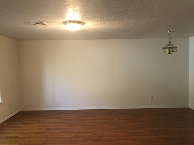 Building Photo - 506 Starflower Ln