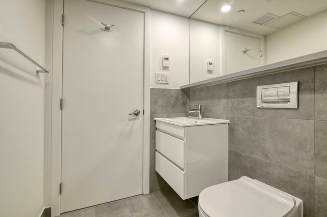 Building Photo - 3460 Rue Peel