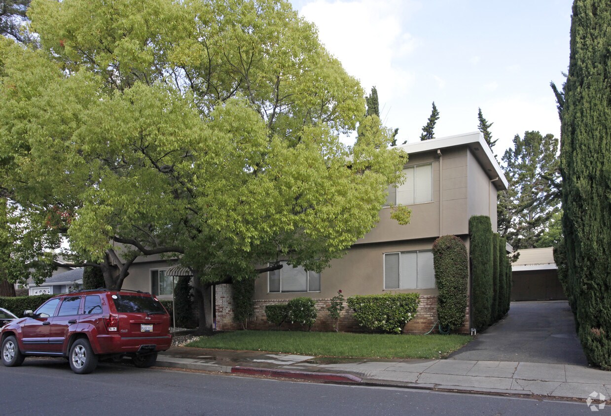 Building Photo - 660 Roble Ave