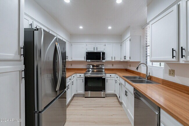 Foto del edificio - 7800 E Lincoln Dr