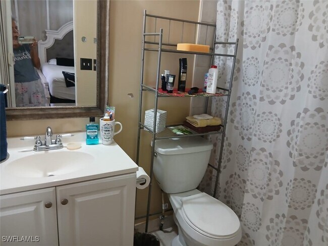 Foto del edificio - 2105 Cypress Ct