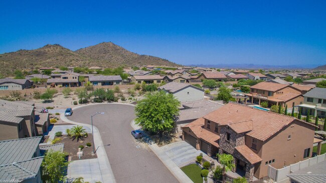 Building Photo - Gorgeous 5 bed 3.5 bath 3 car garage home,...