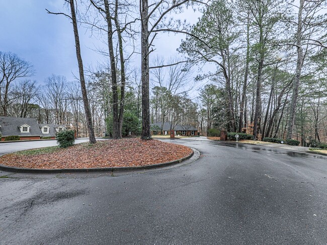 Building Photo - Stately Home in Sandy Springs with Pool!