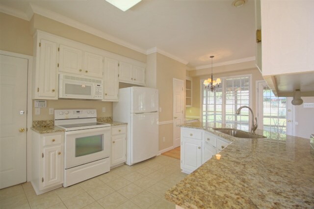 Building Photo - Sunny + spacious 3 bedroom home with large...