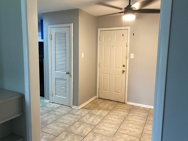 Building Photo - 3 bed, 1 bath, carport