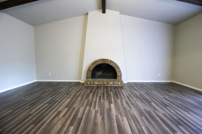 Building Photo - Move in ready! 3 bedrooms and 2 baths