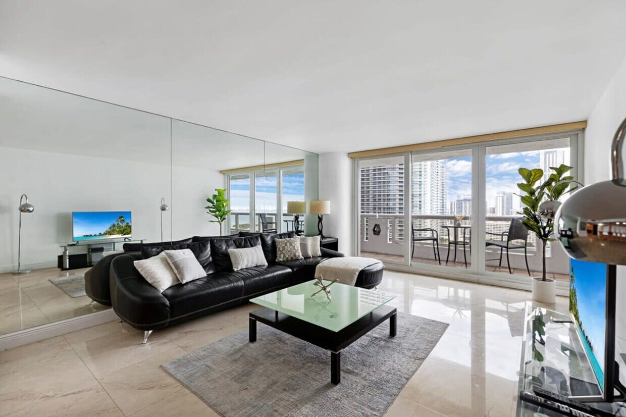 Foto principal - 1717 N Bayshore Dr