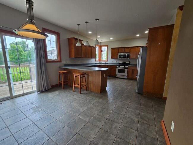 Building Photo - 4 Bedroom Home in Bloomington's East Side
