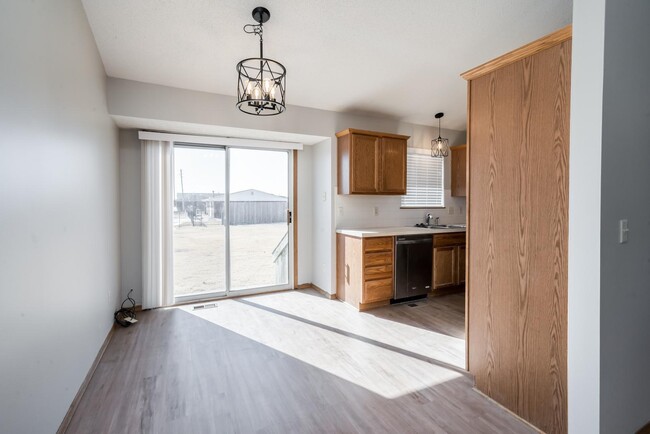 Kitchen & Eating Area - 6317 Quail Ridge St