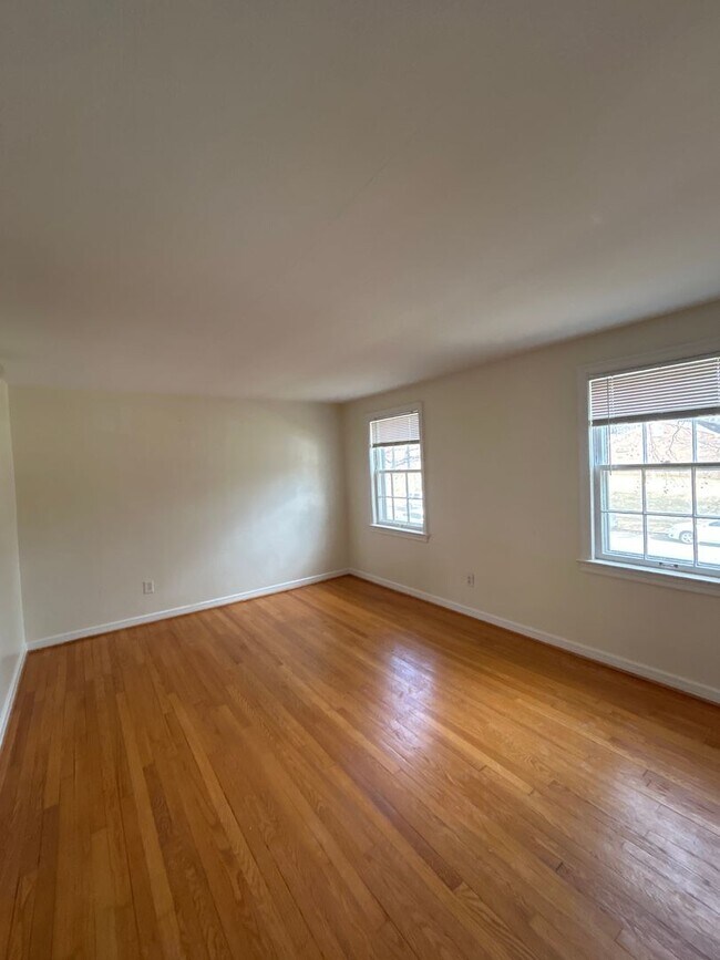 Building Photo - 2 Bedroom 1 Bath