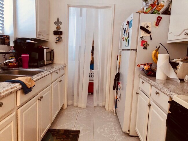 Building Photo - 1835 N Hollywood Way