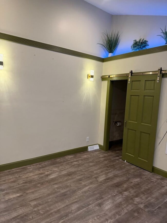 Building Photo - Flying Hills Townhouse