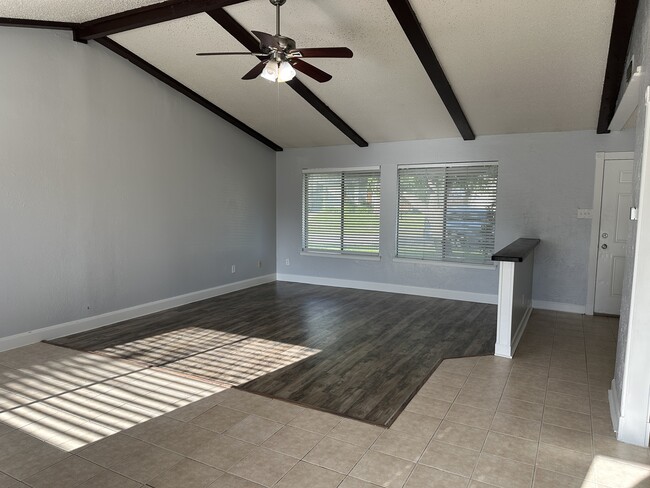 Foto del edificio - 2109 Cedarcrest Dr