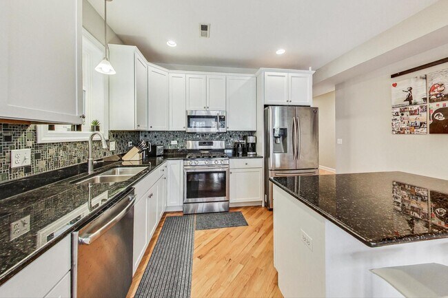 Building Photo - 3042 N Oakley Ave