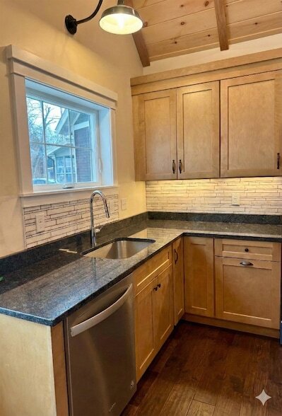 Building Photo - 28 Emerald Ave