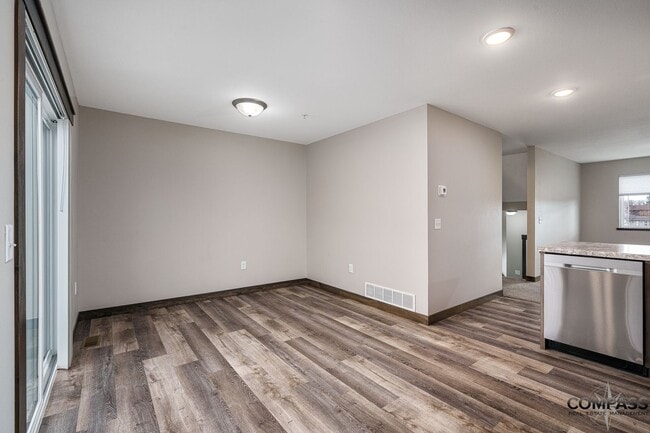 Building Photo - SPACIOUS AND MODERN TOWNHOME