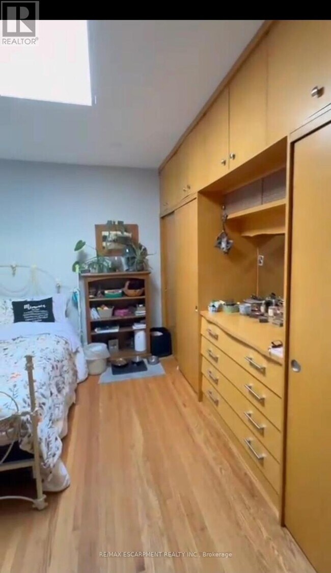 Building Photo - 971.5 Main St E