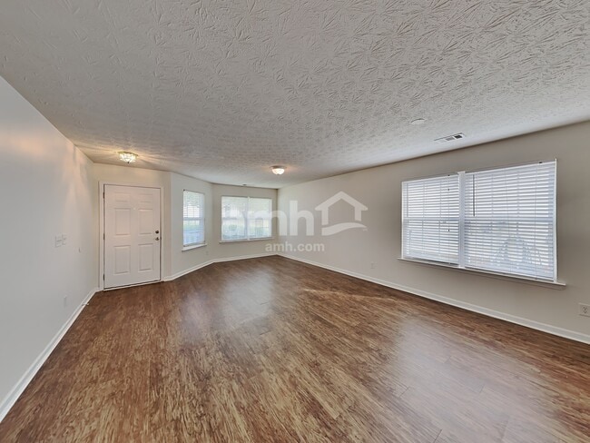 Building Photo - 307 Meadows Ln
