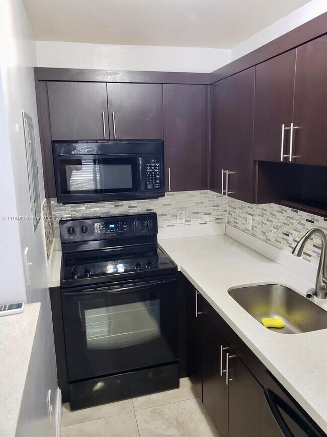 Building Photo - 1860 Venice Park Dr