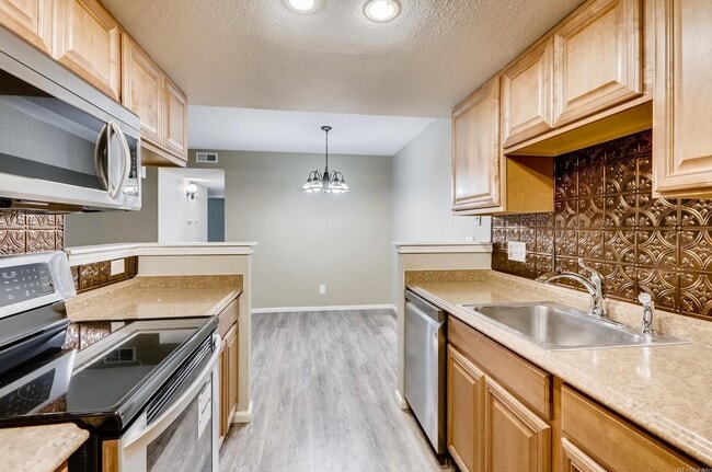 Building Photo - 8225 Fairmount Dr