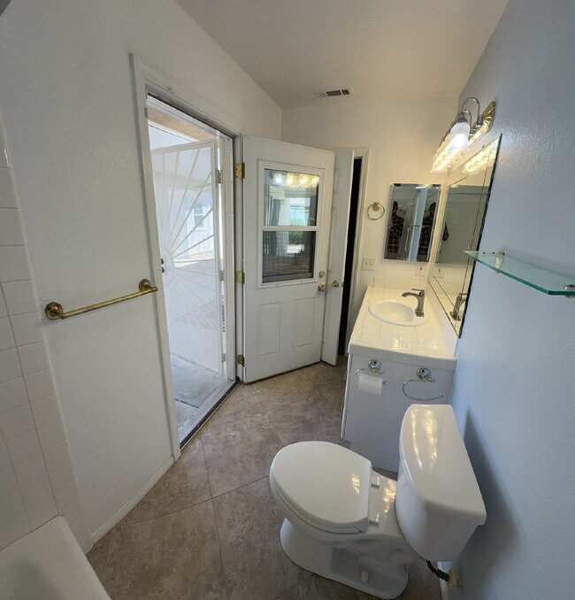 Foto del edificio - Gorgeous, Newly Redone 3 bed 2 Bath Home in The Most Sought-After Adult Community in Hemet!