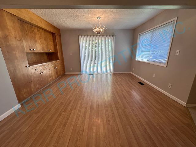 Foto del edificio - Charming Portland Retreat: 3-Bed, 2-Bath Home with Hardwood Floors & Cozy Fireplace!