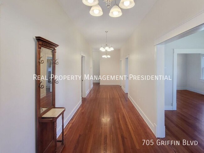 Foto del edificio - 705 Griffin Blvd