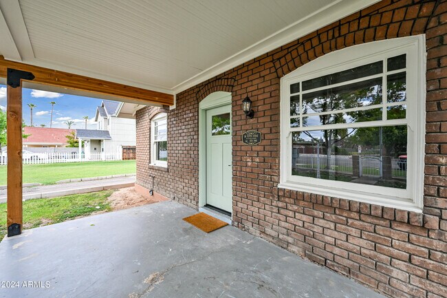 Building Photo - 217 S Sirrine