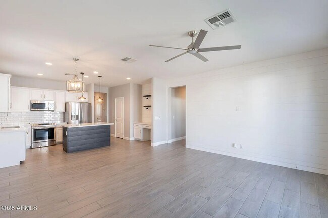 Foto del edificio - 598 Hazelnut Ln