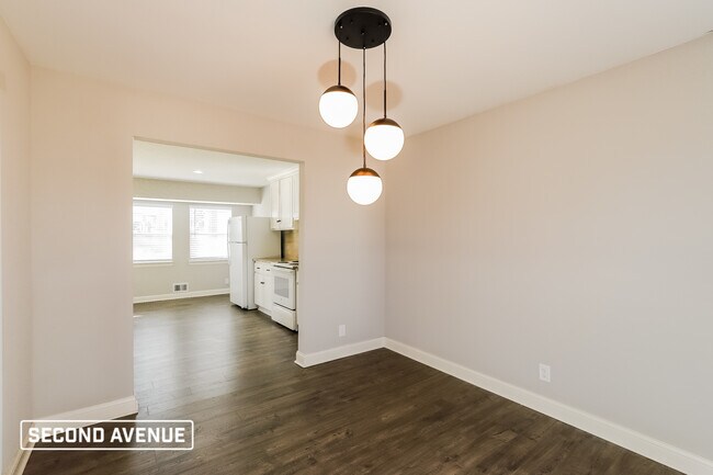 Building Photo - 1305 SW Sunrise Dr