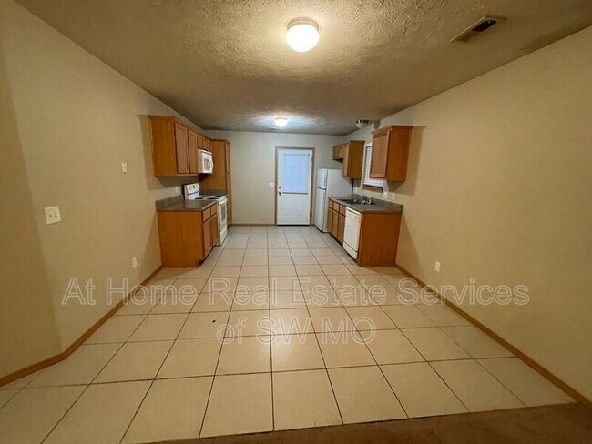 Building Photo - 1219 N Northwood Ave