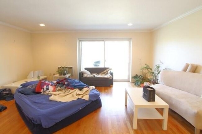 Building Photo - Don't miss this 2nd-floor studio gem in an...