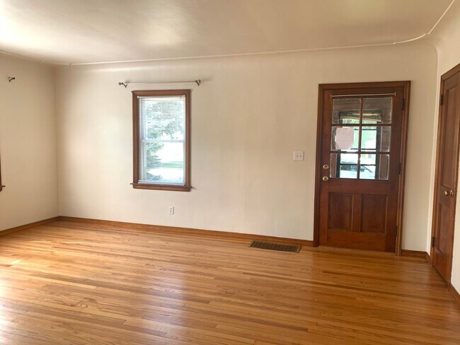 Foto del edificio - Three bedroom home with beautiful hardwood floors and central air!