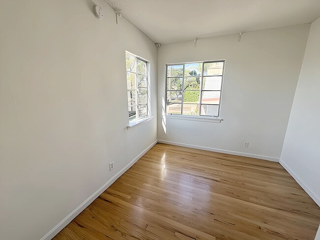 Building Photo - 1318 S Cloverdale Ave