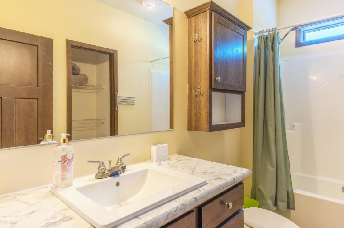 Foto principal - 497 W Center St