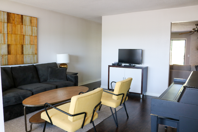 Foto del edificio - 4008 Watkins Ave