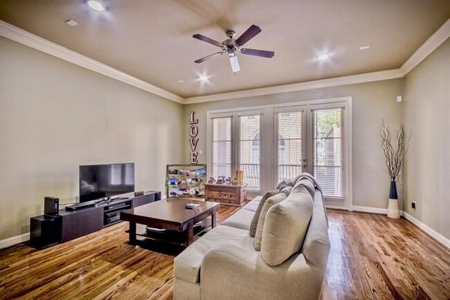 Foto del edificio - 2821 Sherwin St