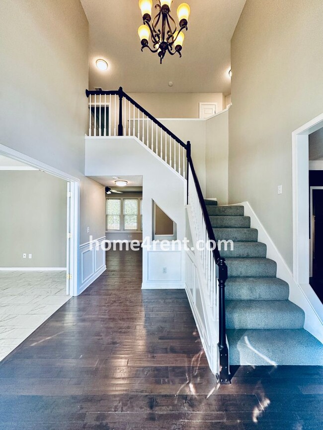 Building Photo - Elegant Cul-de-Sac Retreat with 5th Bedroo...