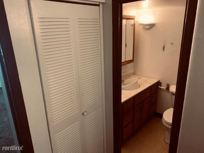Building Photo - 3 br, 1.5 bath Condo - 8884j n 95th st