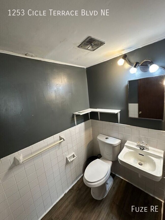 Foto del edificio - 1253 Circle Terrace Blvd NE