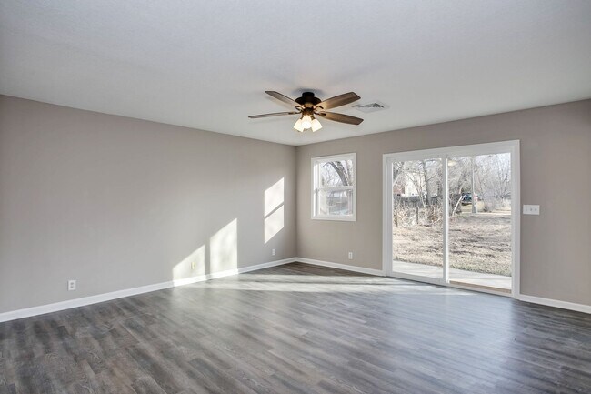 Foto del edificio - Beautiful Three Bedroom, Two Bathroom