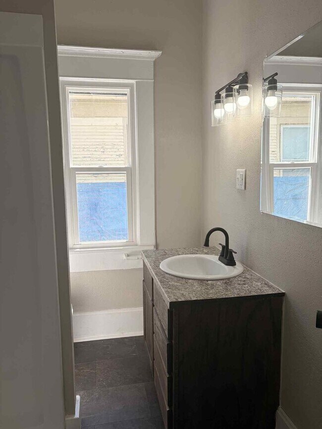 Building Photo - Stunning Remodeled 3-Bedroom/ 1 BATHROOM H...