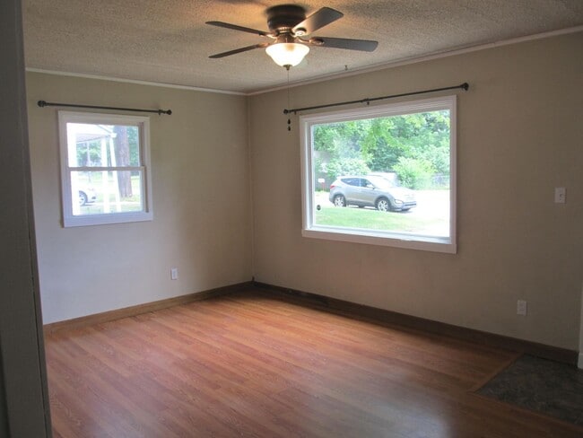 Building Photo - Two Bedroom Ranch in Westnedge Hill