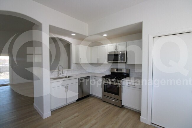 Foto del edificio - 16175 W Washington St