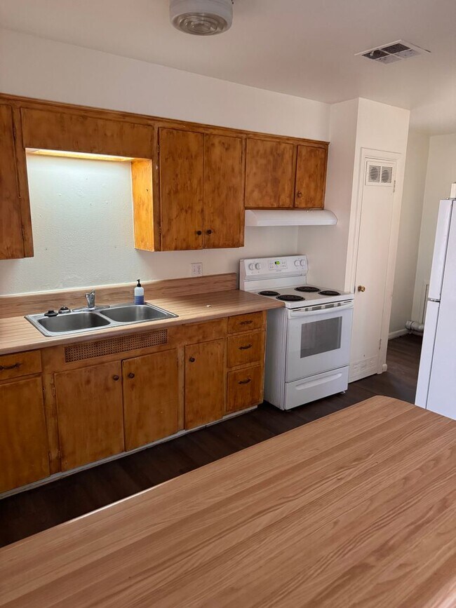 Foto del edificio - 2 Bedroom 1 Bathroom House North of Hospital