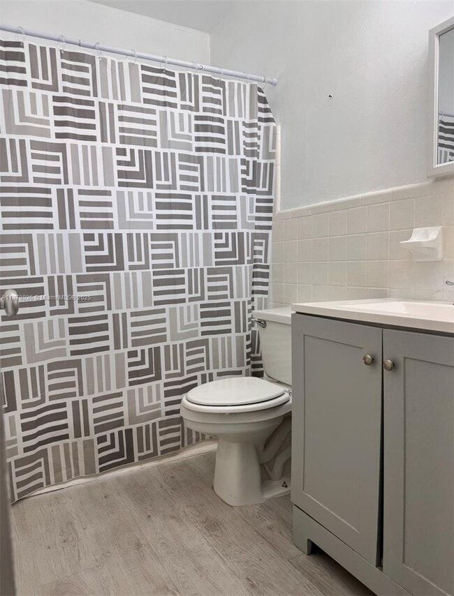 Foto del edificio - 7717 Byron Ave