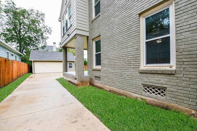 Building Photo - 2824 Wheeler Ave