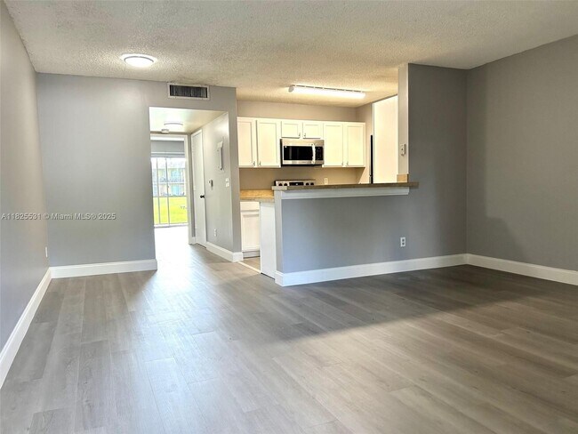 Foto del edificio - 1808 Meadows Cir W